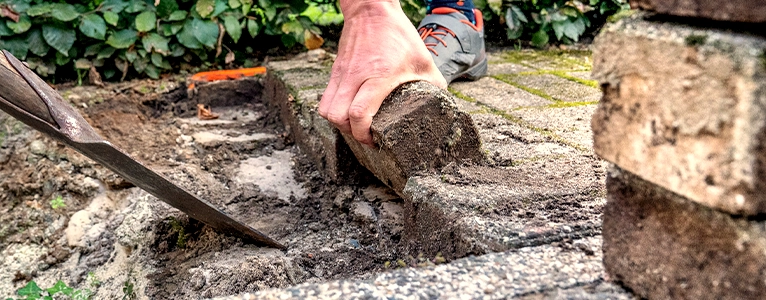 Uitbreken van bestrating