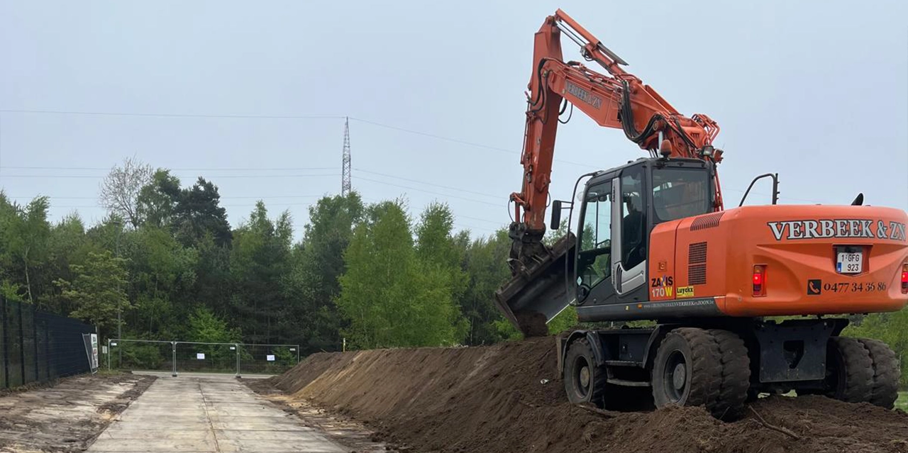Aanleg weg met stelconplaten