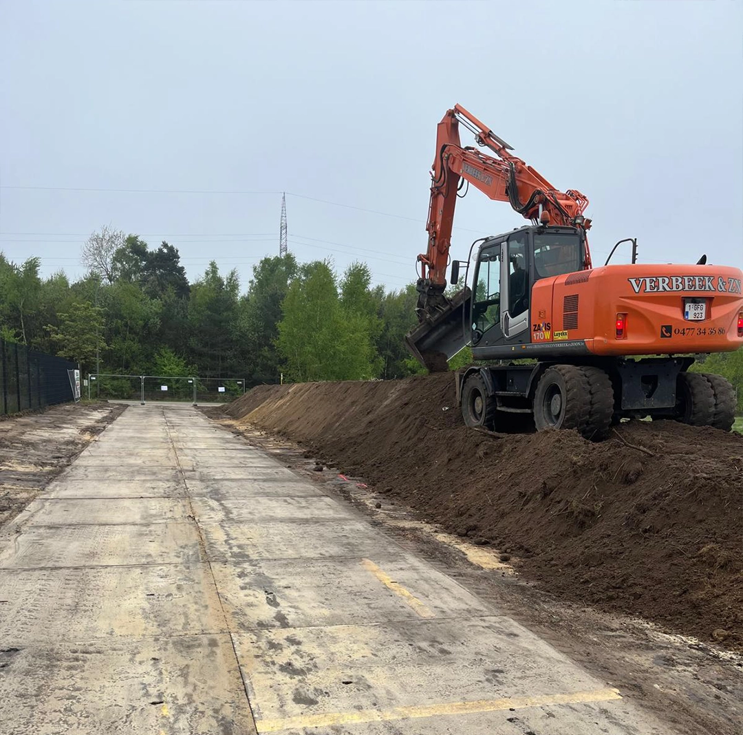 Aanleg weg met stelconplaten